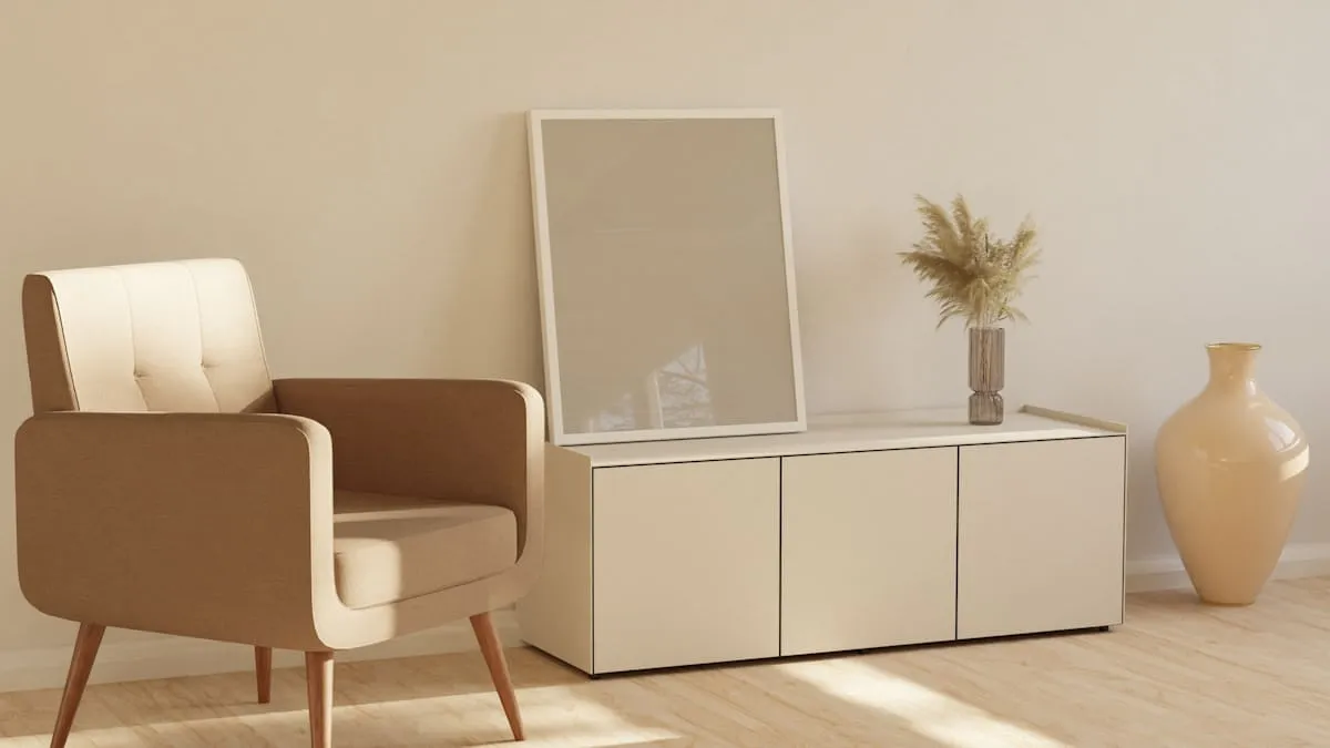 Minimalistična omarica in naslanjač v peščenih tonih